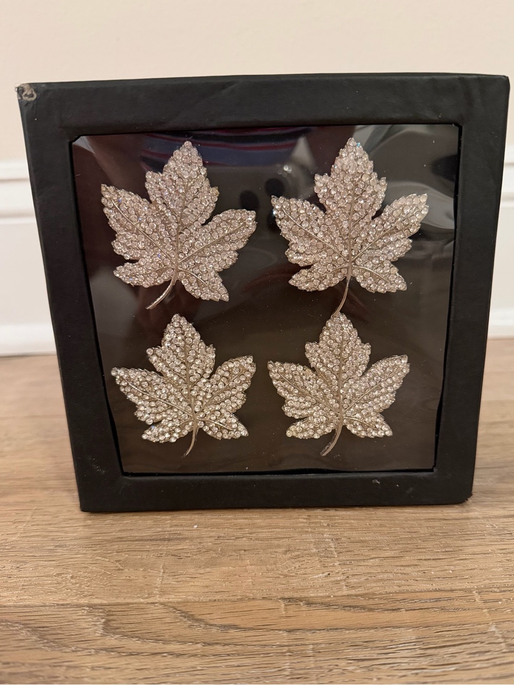Tahari Home Set of 4 Rhinestone Maple Leaf Napkin Rings Silver Tone Jeweled